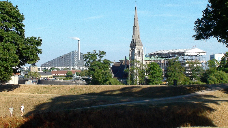 Blick vom Kastellet zur englischen St. Alban Kirche, Müllverbrennung im Hintergrund