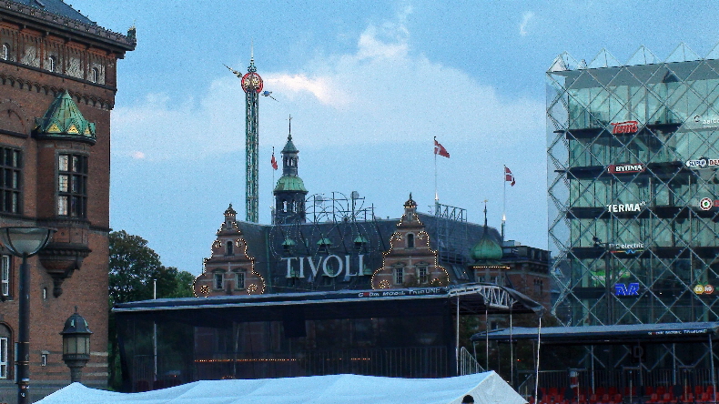 Eingang Tivoli neben Rathaus in der Dämmerung