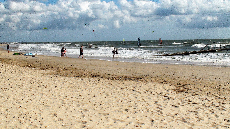 Strand mit ordentlich Wind und Wellengang am letzten Tag