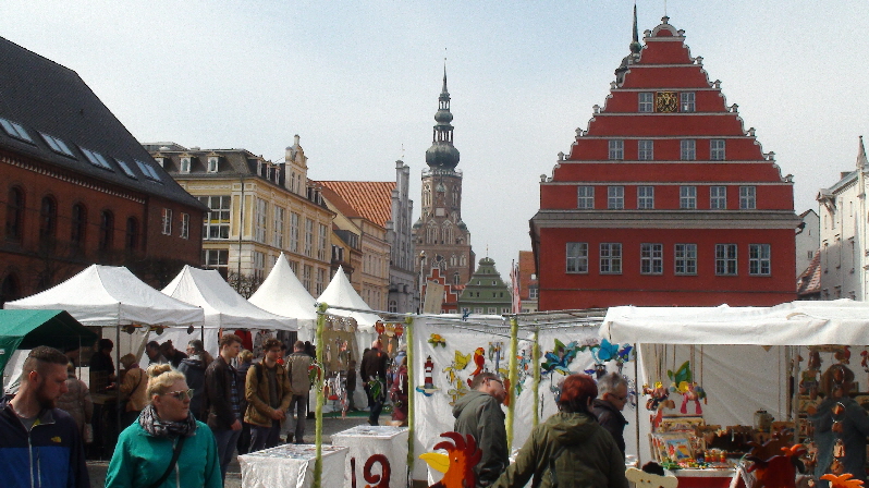 Rathaus mit Nikolai Kirche im Hintergrund