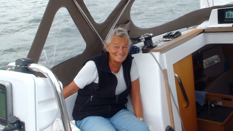 .. mit Damen, die glücklich über die Krängung sind