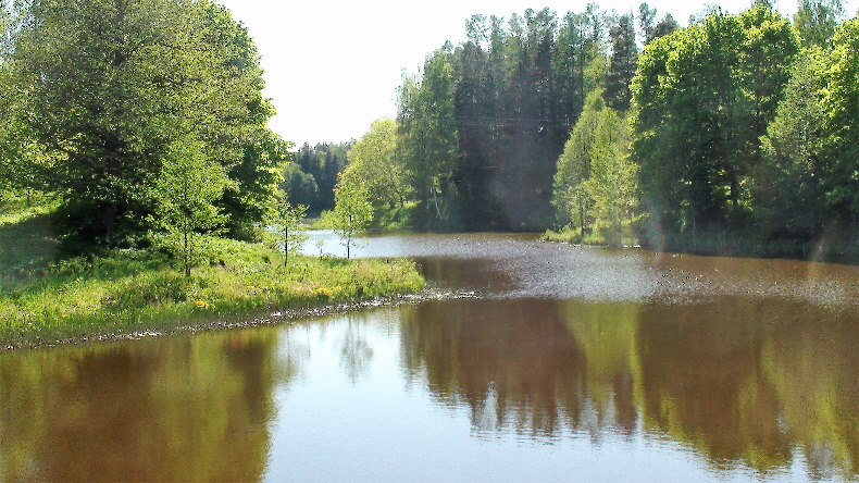 Kleiner Stausee am Parkplatz