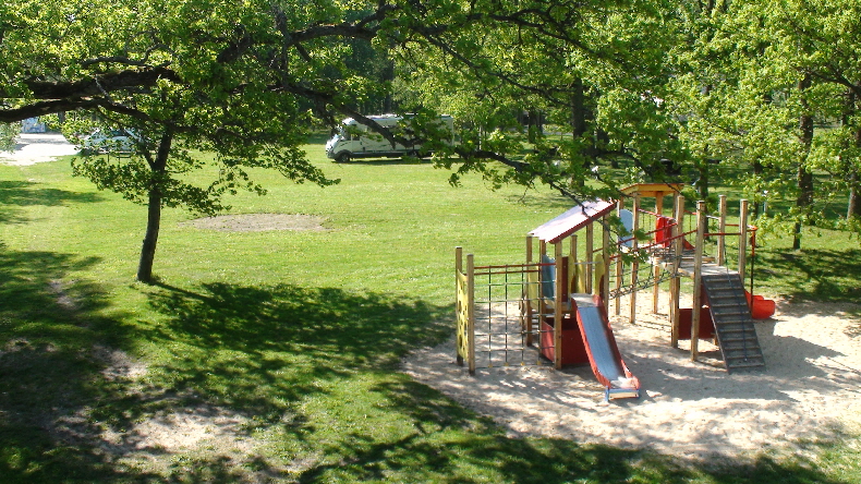 Blick von Aussichtsturm auf Stellplatz