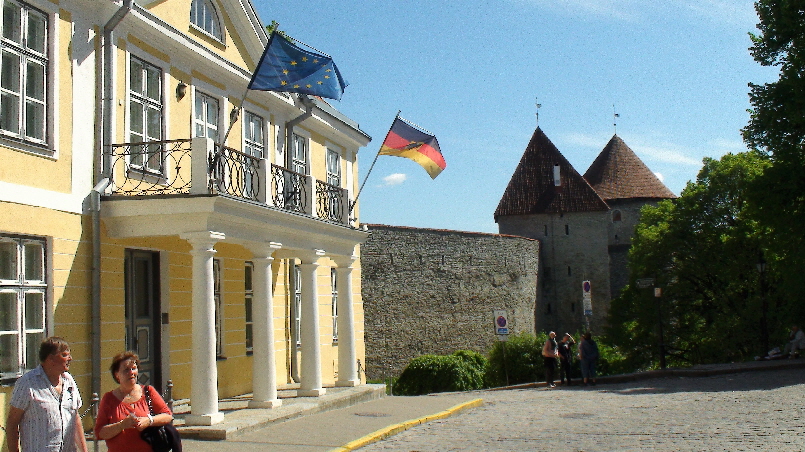 Deutsche Botschaft (links)