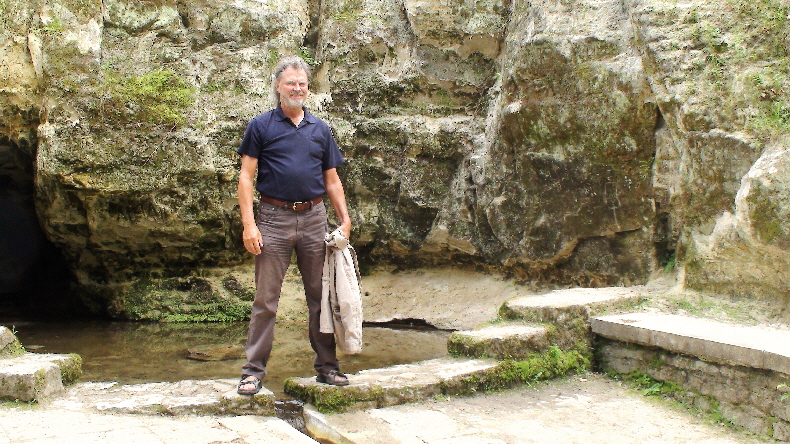 Grotte mit Quelle im Park