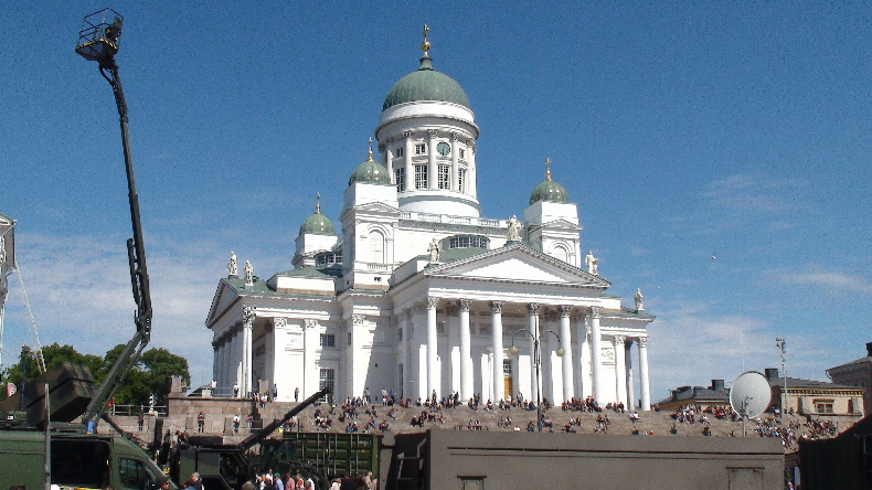 Helsinki Kathedrale mit Militäraustellung auf dem Senatorenplatz