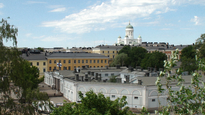 Blick über Regierungssitz zur Helsinki Kathedrale