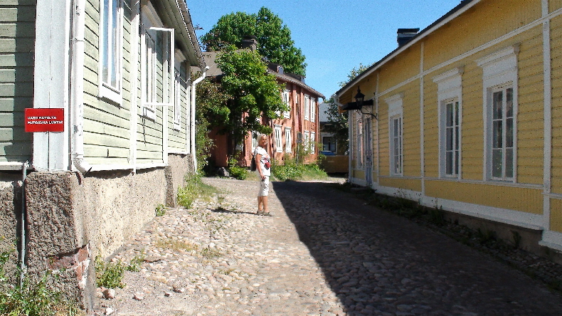 bunte Häuser mit attraktiver Dame