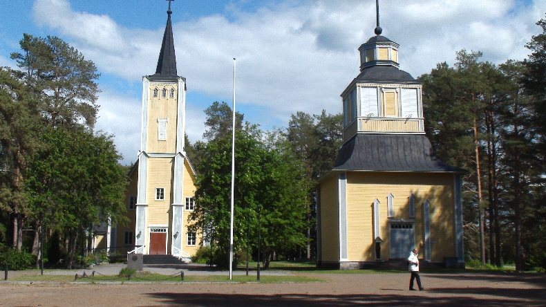 mit gesondertem Glockenturm