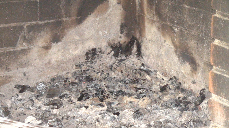 noch glimmt das Feuer zum Grillen