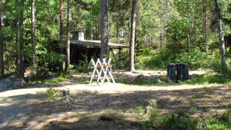 Grillhütte mit Holz nebst Sägebock steht zur Verfügung