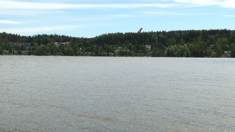 Blick Richtung Stellplatz mit großer Skischanze 