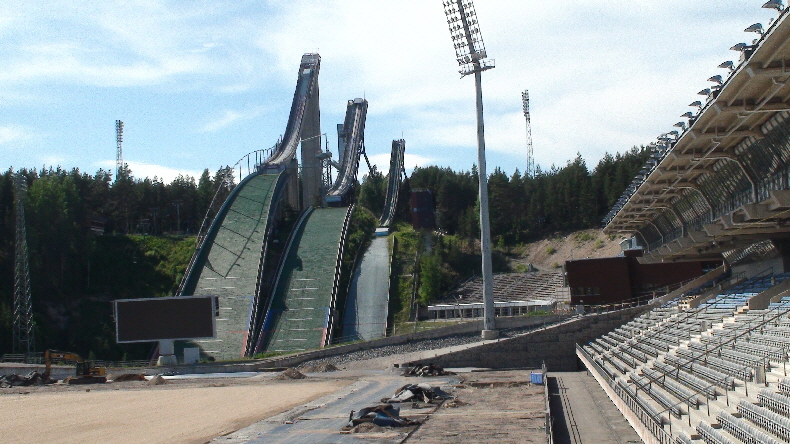 Stadion mit Skischanzen im Hintergrund