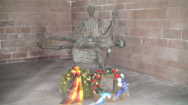 Eingangshalle deutscher Soldatenfriedhof