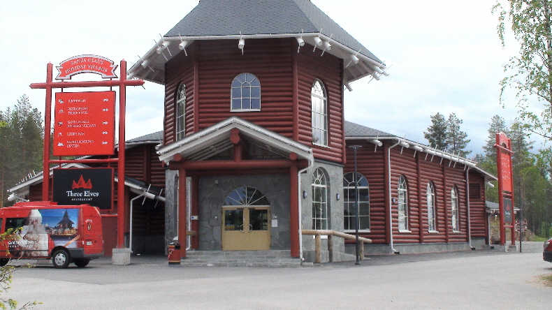 Eingangsgebäude Weihnachtsmann-Feriendorf
