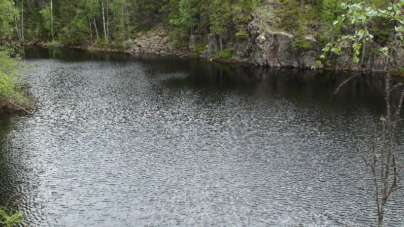 mit Uferfelsen als Sprungbrett