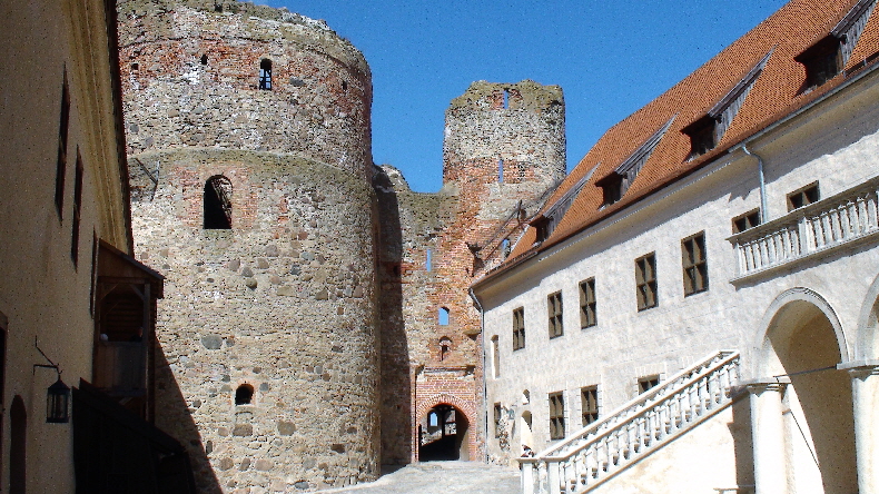 Burginnenhof mit Teilruine