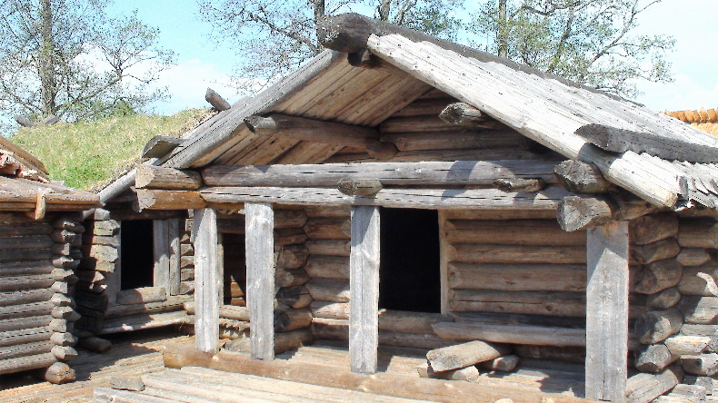 kleine, einfache Holzhütten