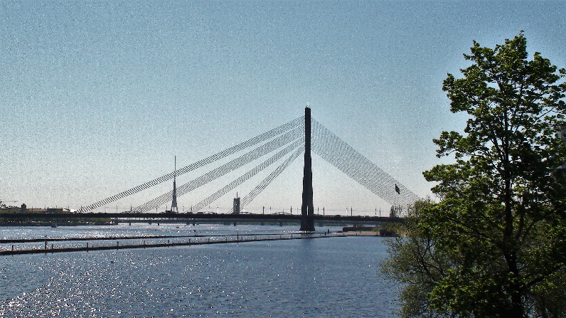 Vansu Brücke und Fernsehturm (Hintergrund)
