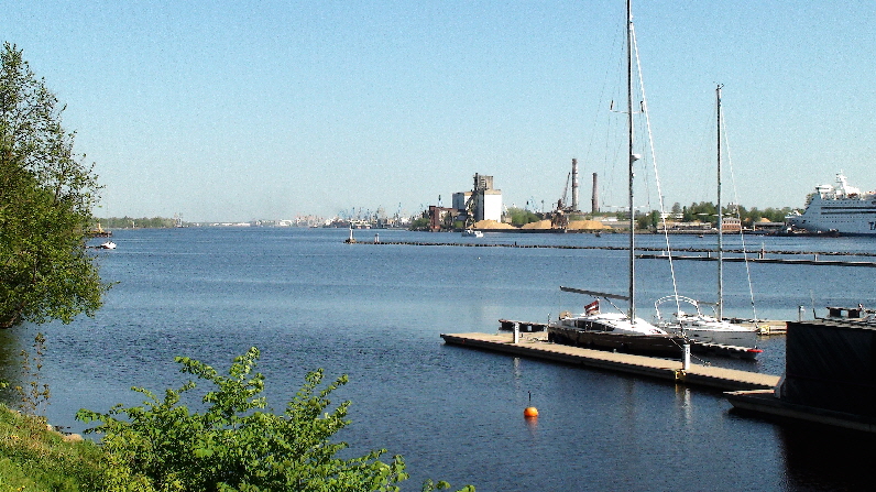 Jachthafen (vorne), Industriehafen (hinten)