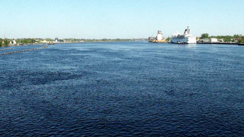 Blick auf Fähr- und Kreuzfahrthafen