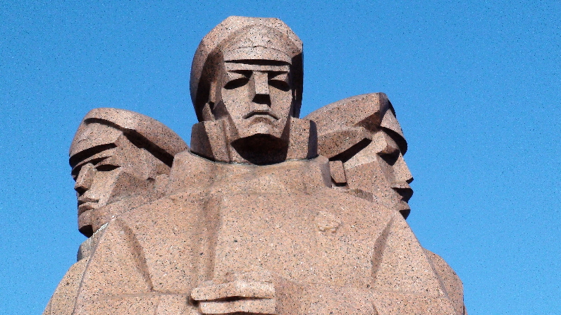 Stalin (rechts) und co. Statue