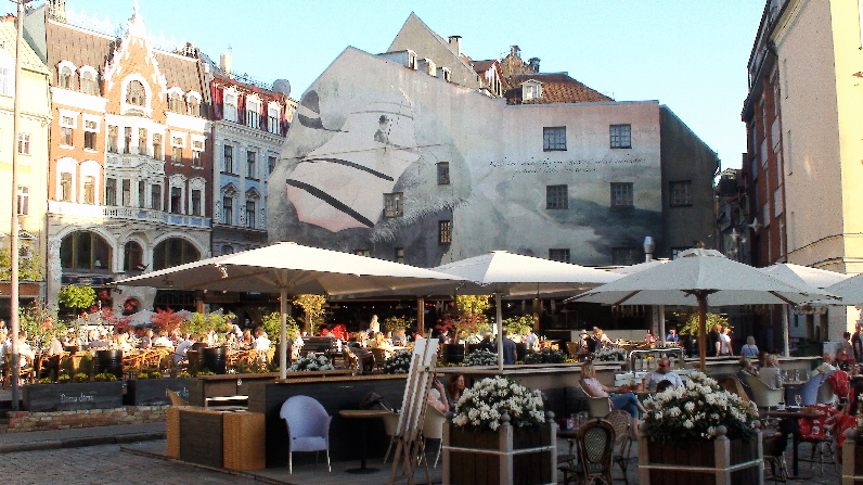 viele Reastaurants unter freiem Himmel