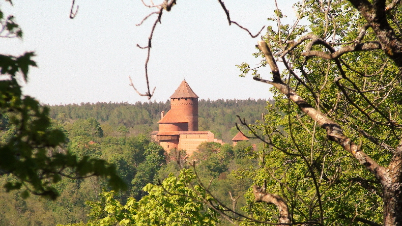 Gegenüber, Burg Turaida, dazwischen die Gauja