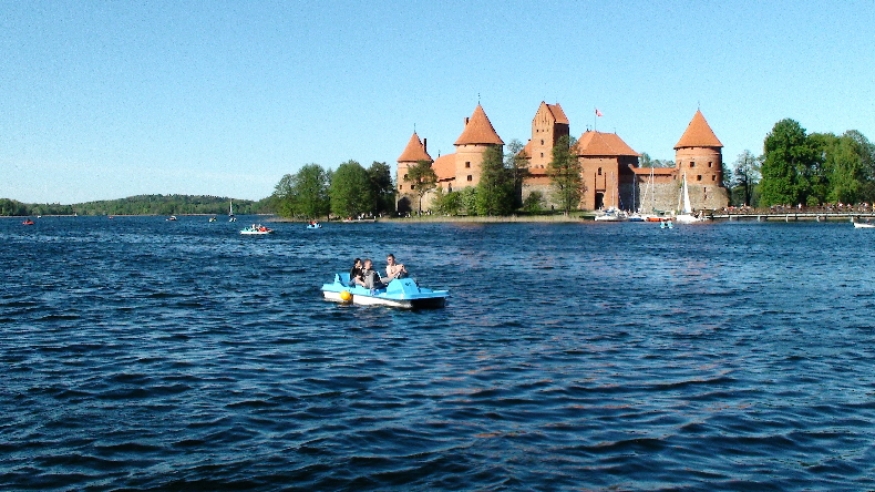 nur über Brücken zwischen 3 Inseln erreichbar