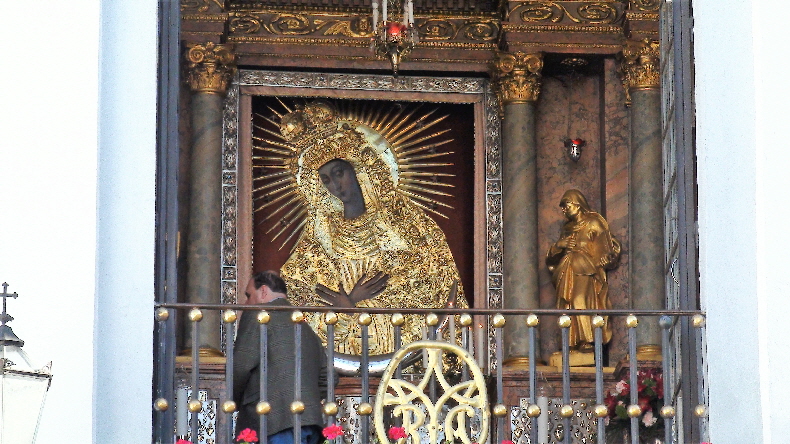 2 m hohe Ikone der Barmherzigen Muttergottes im Stadttor Morgenröte