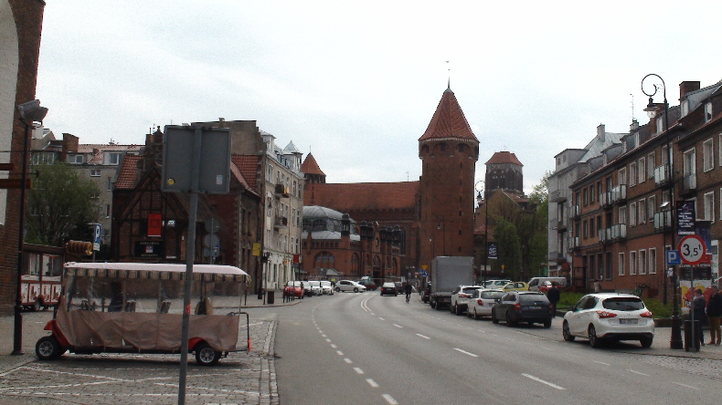 Blick von der Katharinenkirche zu Markthalle und Marienkirche