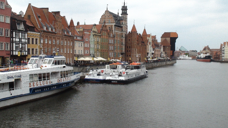Stadthafenpromenade mit Krantor