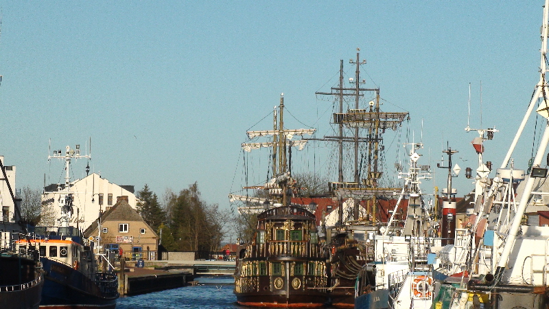 Ausflugsschiffe im Hafen