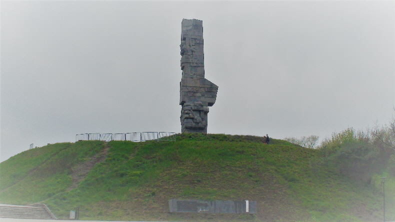 Wie ein warnender Zeigefinger ragt es in den Himmel