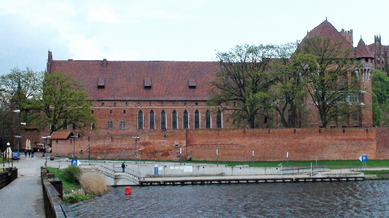 mit Anlegestelle für Ausflugsschiffe