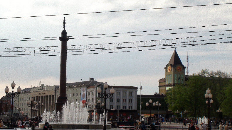 Kolonna mit Einkaufszentrum rechts