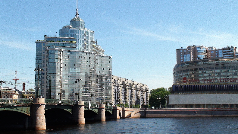 imposante Gebäude diesseits der Neva