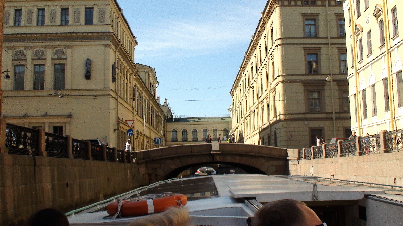 Kanal unter Gebäuden gegenüber des Forts