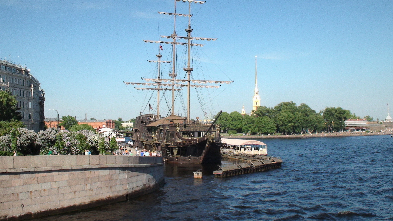 Restaurantschiff mitt Fitnessstudio