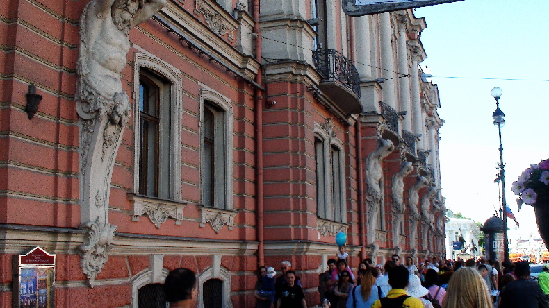 mit tragischh tragenden Figuren