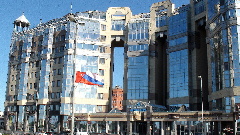 moderne Wohngbäude vor dem Universum des Wassers