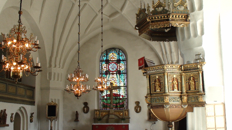 für eine ev. Kirche recht prunkvoll