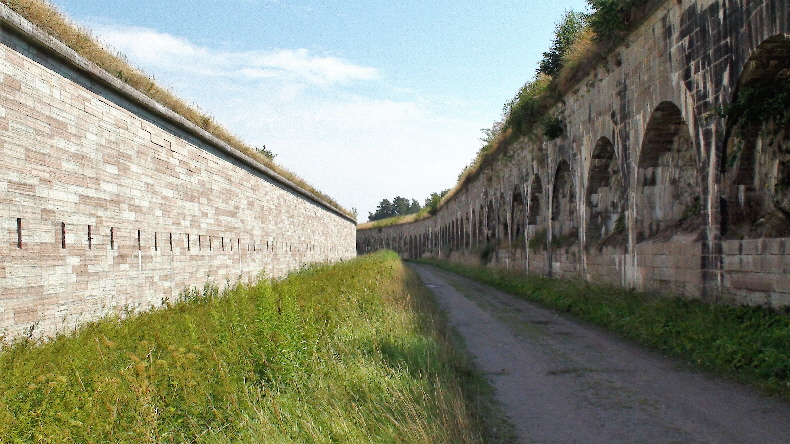 Graben zwischen 2. und 3. Verteidigungslinie
