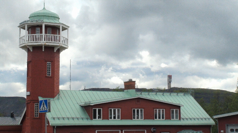 Turm der großen Mine im Hintergrund