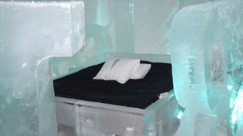 Bett im Eishotel