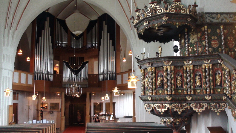 Kanzel und Orgel