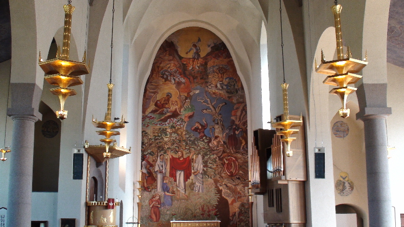 Altarbild und Leuchter