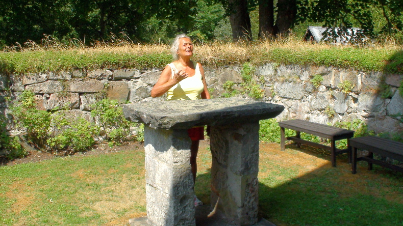 Hohe Priesterin am Außenaltar