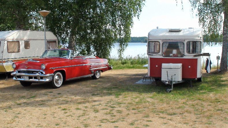 .. zieht den Wohnwagen rechts von 1974